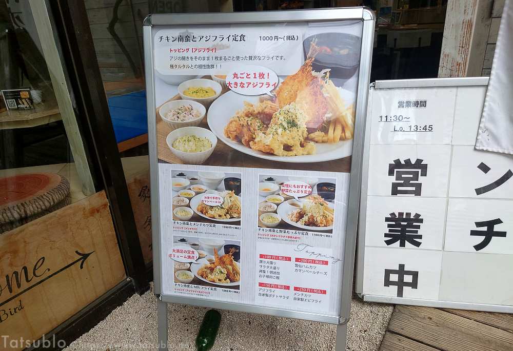 隣には料理の写真付きメニューの立看板