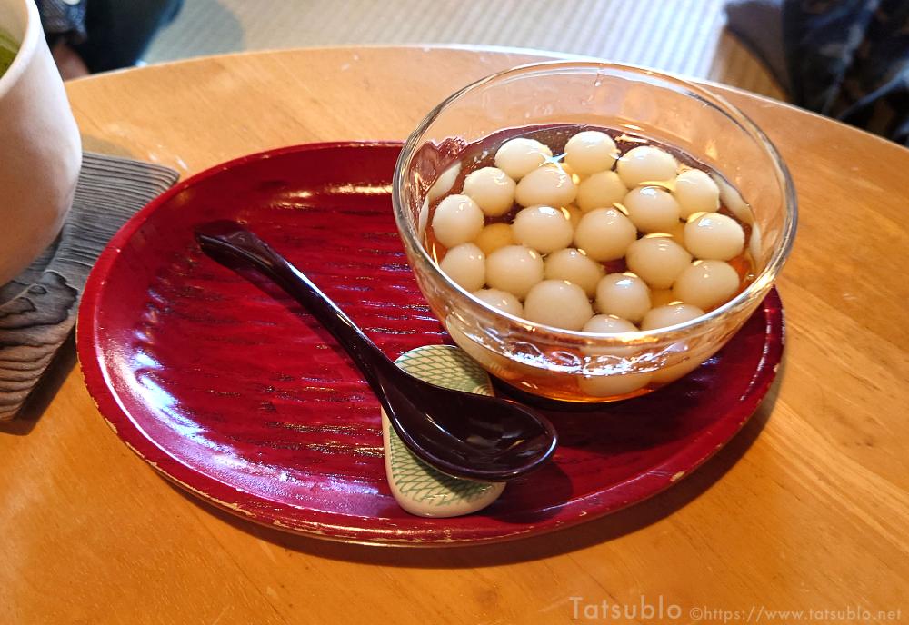 「かんざらし」といえば、白玉に少し甘味のある蜜がかかった優しい味のスイーツです。