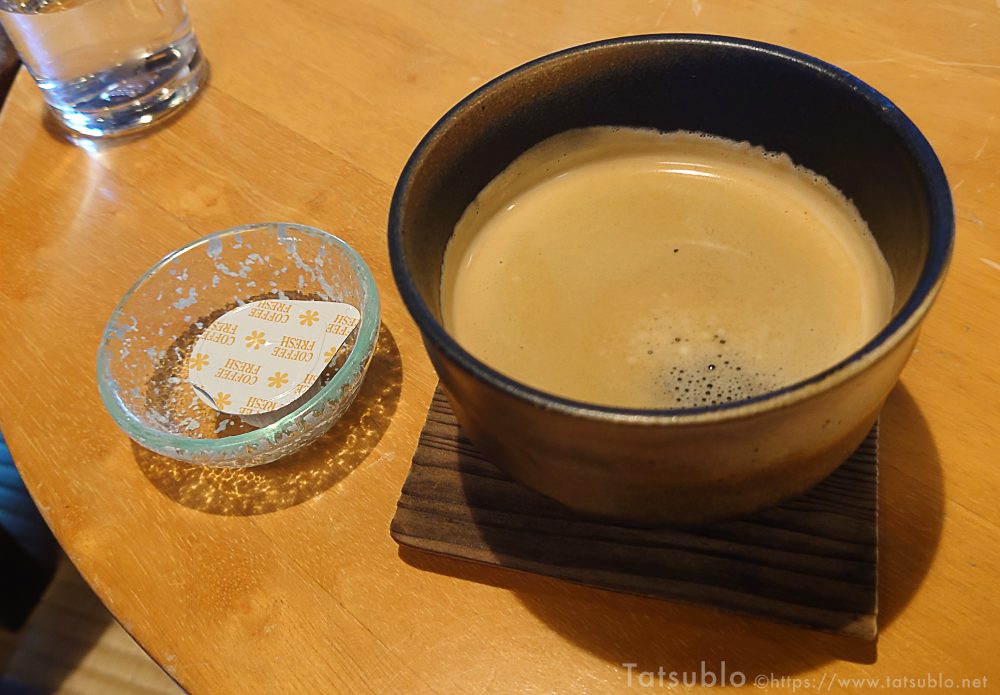 ホットコーヒーもこちらの器で提供されます。